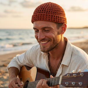 Peut inclure: Guitare acoustique avec un corps marron clair et un manche marron foncé. La guitare est jouée par une personne portant un bonnet en crochet couleur rouille et une chemise boutonnée de couleur claire. En arrière-plan, une plage au coucher du soleil.