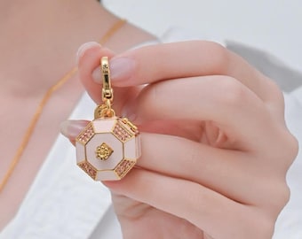 Dije de medallón de joyería con música de bailarina rosa de Juicy Couture.
