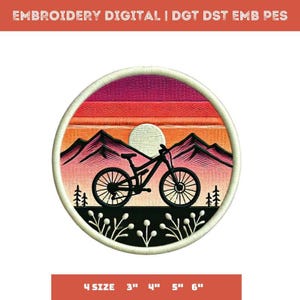 Pode incluir: Patch bordado com um design de bicicleta de montanha contra um pôr do sol e uma cordilheira. O patch circular tem uma borda branca e inclui o texto "EMBROIDERY DIGITAL | DGT DST EMB PES" na parte superior e opções de tamanho na parte inferior.