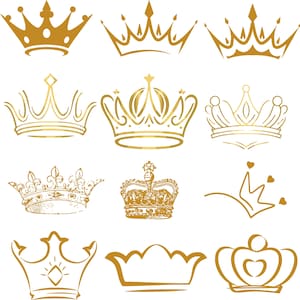 Può includere: Una collezione di nove illustrazioni di corone dorate in vari design. Le corone variano da semplici contorni a rappresentazioni ornate e dettagliate, adatte a progetti o design a tema reale.