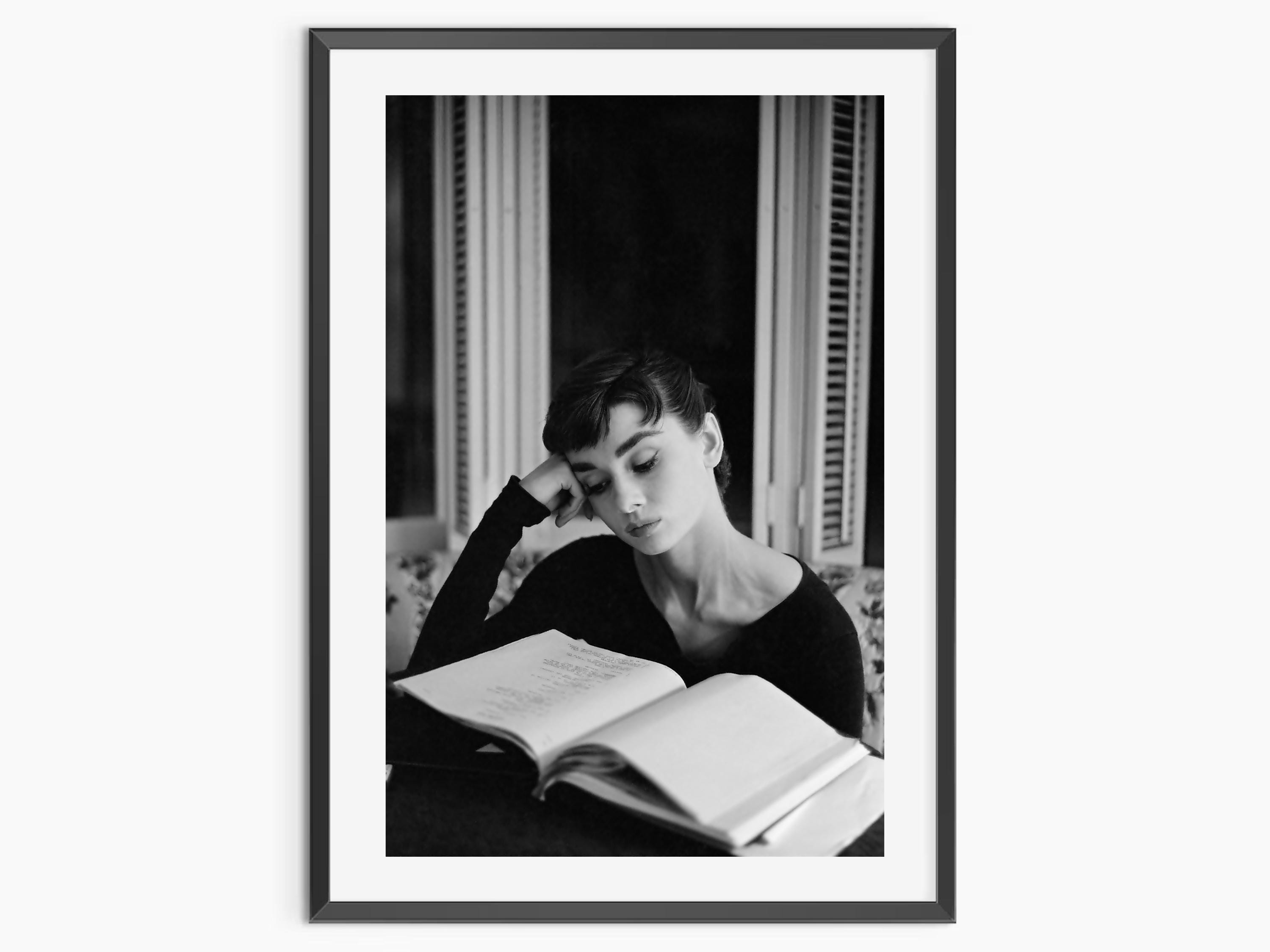 オードリー・ヘプバーンが本を読んでいるポスター、白黒、オードリー