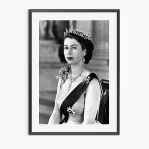 Queen Elizabeth Ii Print, Black and White, Queen Elizabeth Poster, Vintage Photography, Retro Wall Art, 1990s, Home Decor, Digital Download