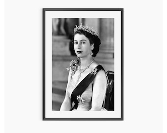 Queen Elizabeth Ii Print, Black and White, Queen Elizabeth Poster, Vintage Photography, Retro Wall Art, 1990s, Home Decor, Digital Download