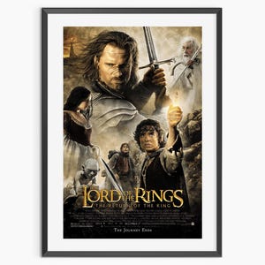 Puede incluir: Póster enmarcado de la película "El Señor de los Anillos: El Retorno del Rey". El póster presenta varios personajes, incluido Aragorn sosteniendo una espada y Frodo sosteniendo un objeto brillante. El título está en la parte inferior.