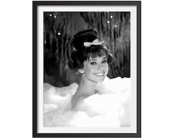 Lámina de bañera de Audrey Hepburn: Arte mural vintage en blanco y negro para baño (descarga digital)