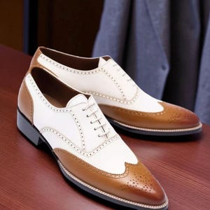 Herren handgefertigte maßgeschneiderte zweifarbige weiße und braune Leder Brogue Wingtip Oxford Schnürschuhe