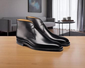 Botas chukka formales de cuero negro hechas a mano y a medida para hombre.