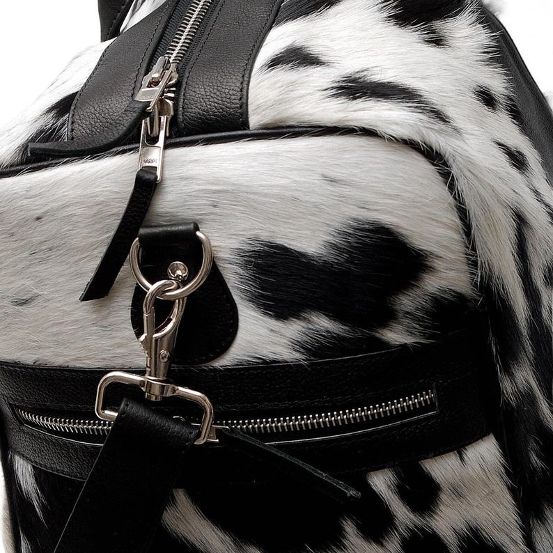 Handgearbeiteter Weekender aus Rindsleder: Schwarz-Weißer Hair-on-Leder Weekender Bild 6