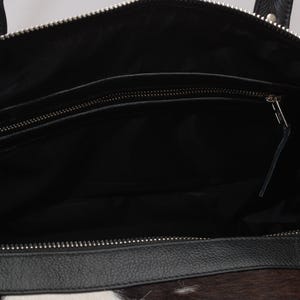 Handgearbeiteter Weekender aus Rindsleder: Schwarz-Weißer Hair-on-Leder Weekender Bild 4