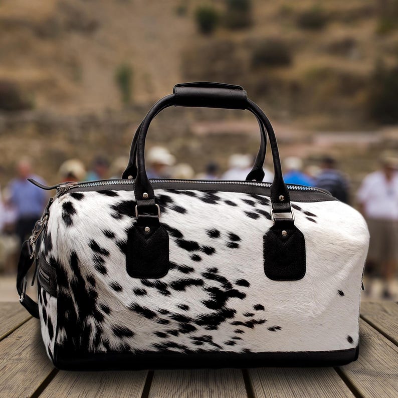 Handgearbeiteter Weekender aus Rindsleder: Schwarz-Weißer Hair-on-Leder Weekender Bild 9