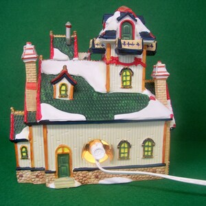 Lemax Village Santa's Wonderland 2000 Elf Dormitory Porcelain Lighted House Item No. 05499 image 7