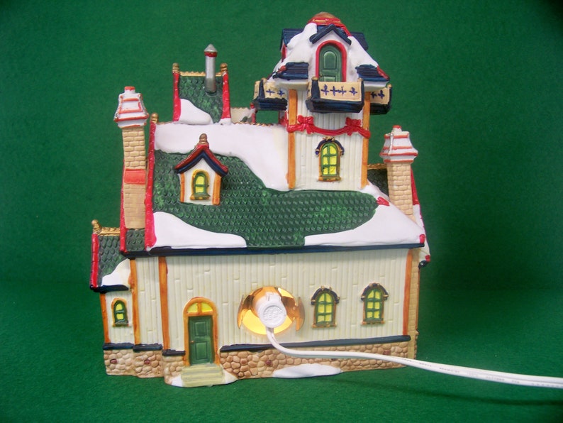 Lemax Village Santa's Wonderland 2000 Elf Dormitory Porcelain Lighted House Item No. 05499 image 7