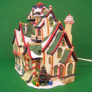 Lemax Village Santa's Wonderland 2000 Elf Dormitory Porcelain Lighted House Item No. 05499 image 5