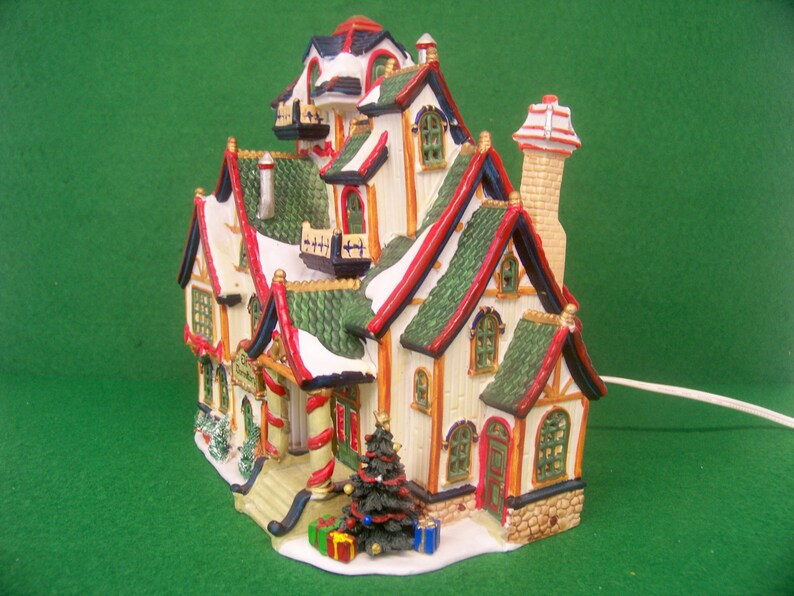 Lemax Village Santa's Wonderland 2000 Elf Dormitory Porcelain Lighted House Item No. 05499 image 5