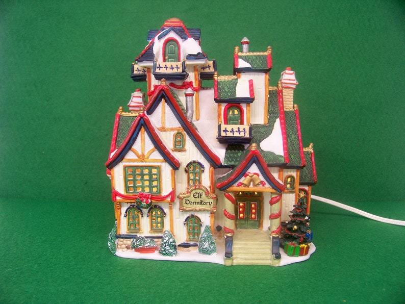 Lemax Village Santa's Wonderland 2000 Elf Dormitory Porcelain Lighted House Item No. 05499 image 4