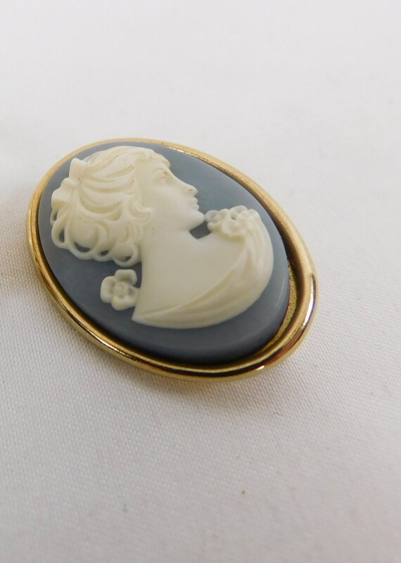 Cameo Pin Brooch Gold Tone Gem