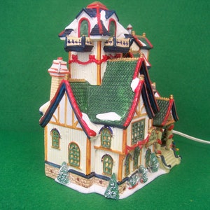 Lemax Village Santa's Wonderland 2000 Elf Dormitory Porcelain Lighted House Item No. 05499 image 6