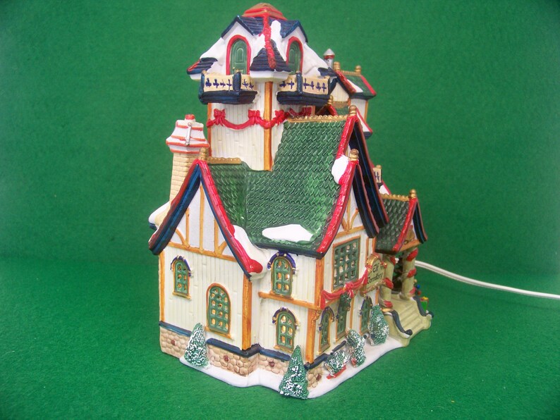Lemax Village Santa's Wonderland 2000 Elf Dormitory Porcelain Lighted House Item No. 05499 image 6