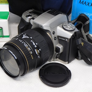 Vintage Camera Minolta Dynax 5 Camera includes 35 mm film with Camera Case and Extras