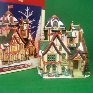 Lemax Village Santa's Wonderland 2000 Elf Dormitory Porcelain Lighted House Item No. 05499 image 9