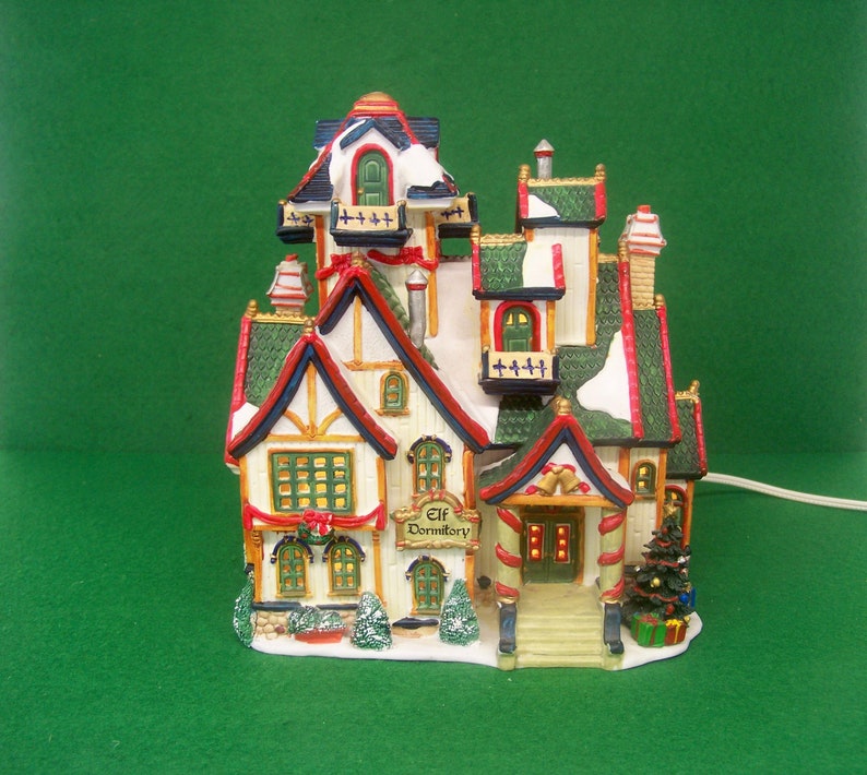 Lemax Village Santa's Wonderland 2000 Elf Dormitory Porcelain Lighted House Item No. 05499 image 1