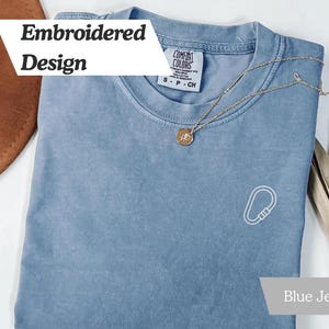 Gestickte Karabiner Komfort Farben Tshirt | Berg Komfort Farben | Bergsteigen Geschenk | Kletterer Shirt | Minimal Rock Klettern Tee
