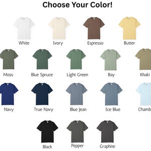 K&ouml;nnte beinhalten: Eine Auswahl an kurz&auml;rmeligen T-Shirts in verschiedenen Farben, darunter Wei&szlig;, Elfenbein, Espresso, Butter, Moos, Blau-Fichte, Hellgr&uuml;n, Bay, Khaki, Marine, Dunkelblau, Blue Jean, Eisblau, Chambray, Schwarz, Pfeffer und Graphit. Der Text lautet "W&auml;hle deine Farbe!"
