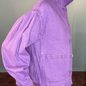 Chaqueta vaquera morada con mangas abullonadas de Levi Strauss