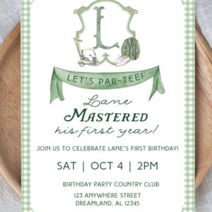 Könnte beinhalten: Einladung zum Geburtstag mit Golf-Motiv und grün-weißem Vichy-Rand. Die Einladung enthält den Text "Let's Par-Tee!" und "Lane Mastered his first year!" mit Party-Details.
