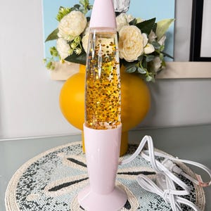 Lampa lawowa z różową podstawą i złotym połyskiem Lava