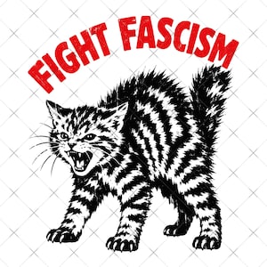 Pode incluir: Uma ilustração gráfica a preto e branco de um gato tigrado a bufar, com as costas arqueadas e o pelo eriçado. Por cima do gato, o texto FIGHT FASCISM está impresso numa fonte vermelha, ousada e desgastada, seguindo a curva das costas.