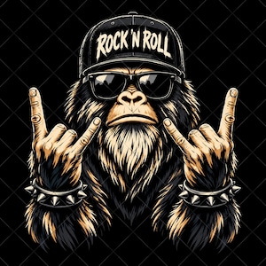 Pode incluir: Uma ilustração gráfica de um gorila usando um boné de beisebol preto com o texto ROCK N ROLL, óculos de sol pretos e pulseiras com espinhos em ambos os braços. O gorila faz um gesto com as duas mãos.