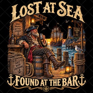 Puede incluir: Una ilustración gráfica que muestra a un pirata barbudo sentado en un barril de madera, sosteniendo una jarra. El texto dice LOST AT SEA, FOUND AT THE BAR, GOOD DRINKS BETTER STORIES y SALT BEER FREEDOM. Se ven un barco, faro y gaviota.