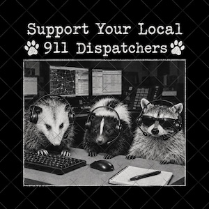 Könnte beinhalten: Eine schwarz-weiße Grafik mit einem Opossum, einem Stinktier und einem Waschbären, die Headsets an einem Computertisch tragen. Der Text lautet "Support Your Local 911 Dispatchers" mit Pfotenabdrücken auf beiden Seiten der Schrift.