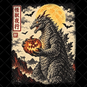 Op de afbeelding: Een grafische illustratie van een groot, getextureerd, donkergrijs reptielachtig monster dat een gloeiende oranje pompoen vasthoudt. De scène toont een volle gele maan, vliegende vleermuizen en een berglandschap met een torii-poort. Japanse tekst.