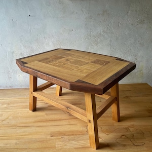 Salontafel gemaakt van teruggewonnen eiken en walnoot