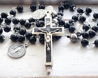 Relicario de ébano con crucifijo y cuentas de ónix natural