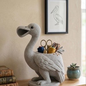 Peut inclure: Une tasse en céramique blanche avec une anse noire et le texte "But First, Coffee" en gras noir. La tasse est posée sur un fond neutre, soulignant son design simple.