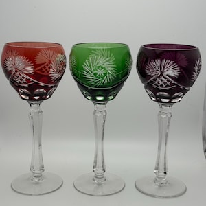Vintage Hock wijnglazen set van 3 met geslepen kristallen – gekleurde overlay in robijngroen en amethist, zwaar Boheems Europees wijnglas