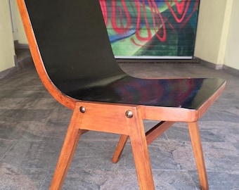 Krzesło sztaplowane Rolanda Rainera z lat 50. XX wieku – austriackie krzesło z giętej sklejki w stylu Mid Century Modern – projekt Pollacka w Wiedniu – modernistyczny Bauhaus