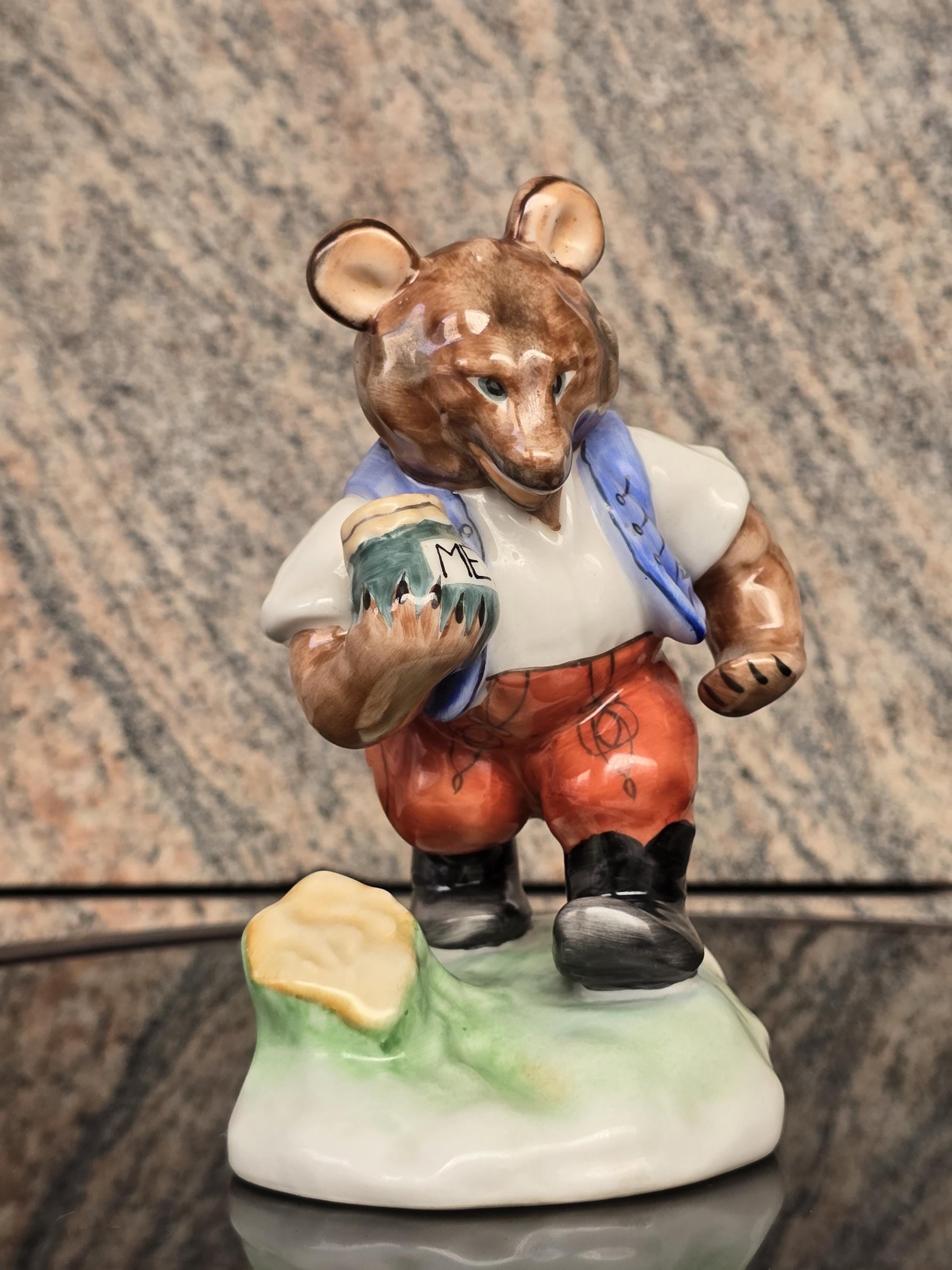 ヘレンド磁器製クマの置物（蜂蜜の瓶付き） – 手描きのハンガリー製 