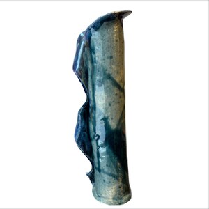 Grand vase sculptural en céramique, style poterie d'atelier artisanale, glaçure bleue organique, forme asymétrique, sans attribution, MF en relief