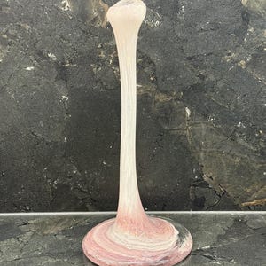 Könnte beinhalten: Eine hohe, schlanke Glasvase mit bauchigem Boden und langem, schmalem Hals. Die Vase hat am Boden einen Wirbel aus rosa und weißen Farben, der in eine hellrosa und weiße Farbe am Hals übergeht. Die Vase ist etwa 30 cm hoch.