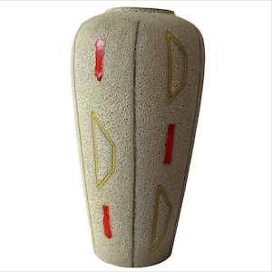 Könnte beinhalten: Eine hohe, strukturierte Vase mit hellbeigem Hintergrund. Die Vase hat vertikale Linien und geometrische Formen in Rot und Gelb. Die Vase hat ein einzigartiges, künstlerisches Design.