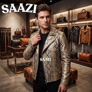 Könnte beinhalten: Eine gold-schwarze Motorradjacke mit Schlangenledermuster, fallendem Revers, langen Ärmeln und Frontreißverschluss. Die Jacke wird über einem schlichten schwarzen T-Shirt getragen. Das Wort SAAZI ist in weißer Schrift oben und mittig aufgedruckt.