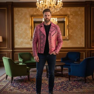 Pode incluir: Casaco de couro rosa com padrão de pele de cobra, combinado com uma camiseta preta e jeans azul escuro. O casaco, de estilo motociclista, tem fecho de correr e gola de lapela. O conjunto é completado com botas pretas.