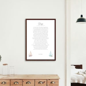 Puede incluir: Una impresión enmarcada con el título "Ships" en escritura elegante. La obra de arte presenta un poema e ilustraciones de acuarela de veleros. El marco es de color marrón oscuro y la impresión se muestra en una pared blanca.