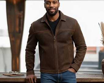Könnte beinhalten: Eine dunkelbraune Lederjacke mit klassischem Kragen, durchgehendem Frontreißverschluss und zwei Seitentaschen. Die Jacke hat eine glatte, matte Oberfläche mit subtilen Farbnuancen, langen Ärmeln und einem geraden, strukturierten Saum.