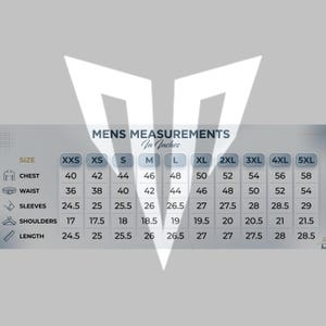 Pode incluir: Uma tabela de medidas intitulada MENS MEASUREMENTS In Inches, exibindo valores num&eacute;ricos para peito, cintura, mangas, ombros e comprimento para os tamanhos XXS a 5XL, com &iacute;cones e medidas em polegadas.