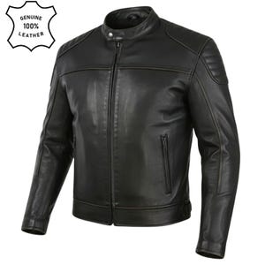 Pode incluir: Um casaco de couro preto com gola mandarim e fecho de bot&atilde;o de press&atilde;o, fecho de correr frontal completo e detalhes acolchoados nos ombros. Um emblema no canto superior exibe o texto Genuine 100% Leather.